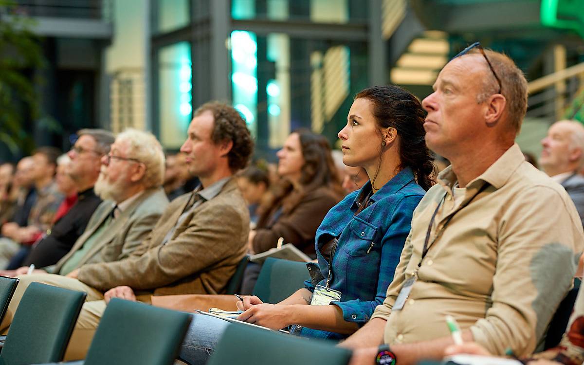 Geballte Greifvogel-Expertise im Publikum: Magdalena Deelmann und Ullrich Brendel (rechts im Bild) betreuen ein Schutzprojekt für Bartgeier in Berchtesgaden. Deelmann hat mit ihrem Wissen viele Zuhörerinnen und Zuhörer unseres Kinderpodcasts „Winnis wilde Nachbarn“ begeistert.