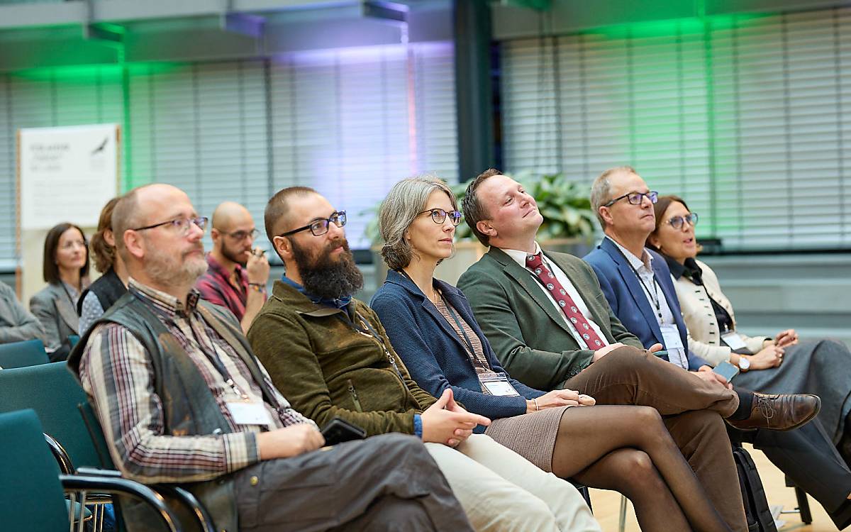 Sie präsentierten spannende Vorträge zu den Greifvogelbeständen in Deutschland, Schreiadler, Rotmilan und Falknerei: Ubbo Mammen (ÖKOTOP), Jendrik Windt (BOKU University), Christiane Röttger (Deutsche Wildtier Stiftung) und Dr. Dominik Fischer (Deutscher Falkenorden, v. l. n. r.).