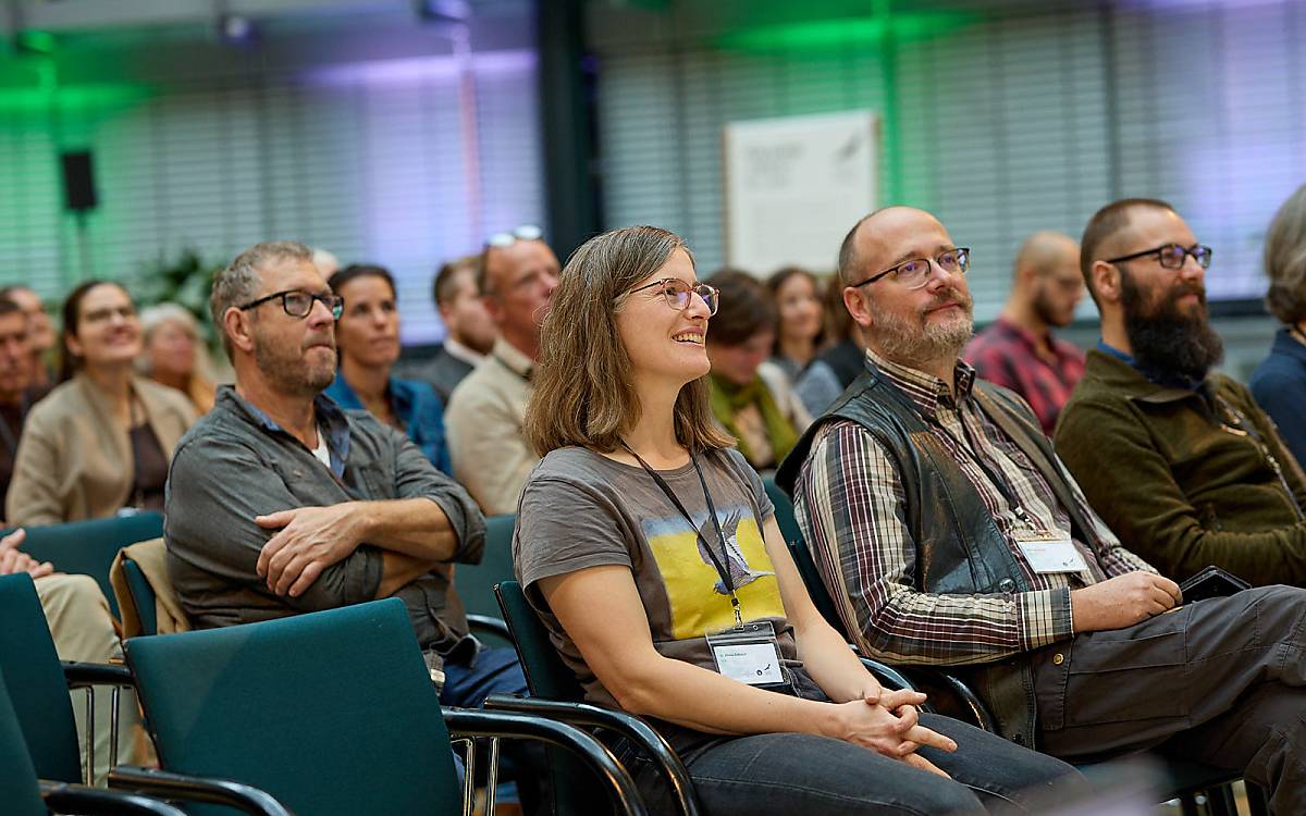 Dr. Almut Schlaich vom niederländischen Kenniscentrum Akkervogels berichtete unter anderem aus ihrem Forschungsprojekt zur Wiesenweihe in Nordafrika. Rechts neben ihr Referent Ubbo Mammen vom Büro ÖKOTOP.