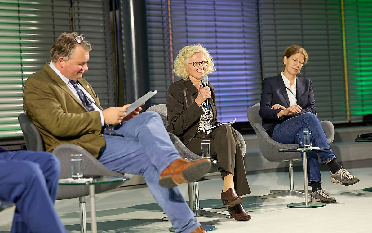 Artenschutz ist erfolgreich, wenn er Spaß macht – das war eine Erkenntnis der Podiumsdiskussion zum Abschluss der Tagung. Hier spricht Dr. Elke Bruns vom Kompetenzzentrum Naturschutz und Energiewende.