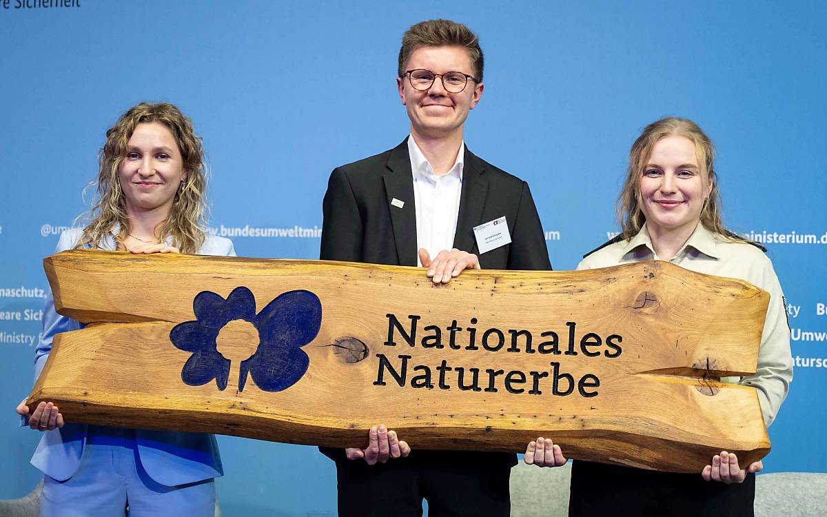 Sie übernahmen stellvertretend für ihre Generation den Staffelstab (v. l. n. r.): Marie Geisler (Forstwissenschaftlerin bei der Deutschen Wildtier Stiftung), Jan Felix Schneider (DBU Naturerbe GmbH) und Anne-Marie Linde (Bundesanstalt für Immobilienaufgaben)