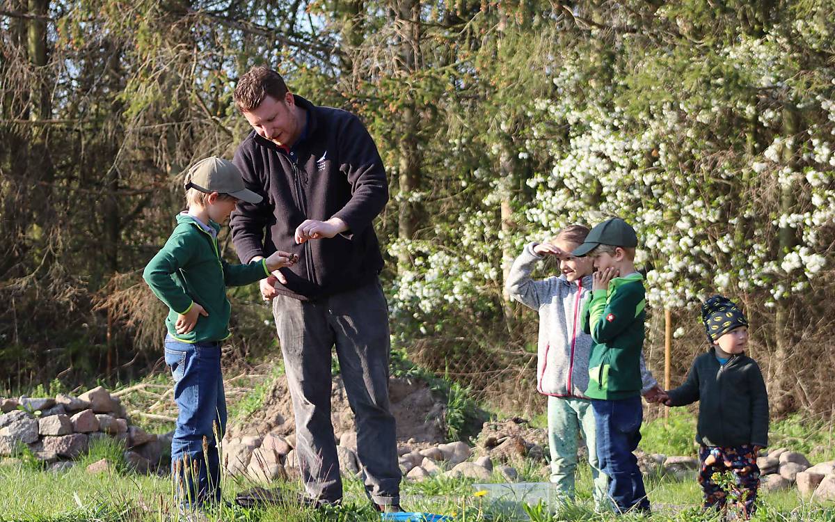 Neugier wecken: Die spannenden Entdeckungen in der Natur erhöhen Ausdauer und Konzentration.