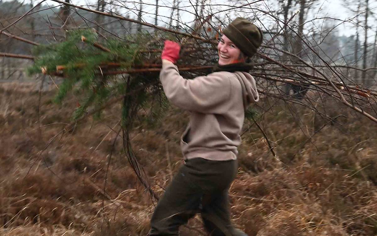 Gute Laune trotz Kälte: Unser Team hat mit Freude angepackt und die Heide auf Vordermann gebracht.