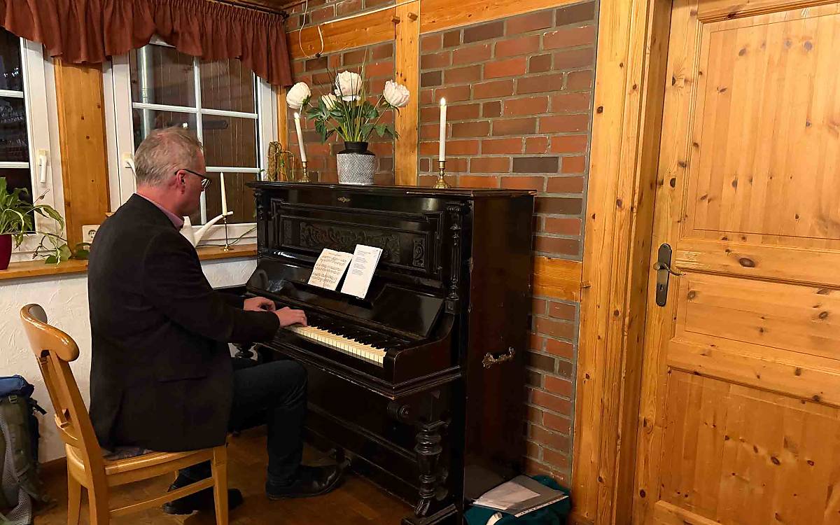 Feierlicher Abschluss: Das gemeinsame Singen von Weihnachtsliedern begleitete unser Vorstand Prof. Dr. Klaus Hackländer auf dem Klavier des Gasthauses.