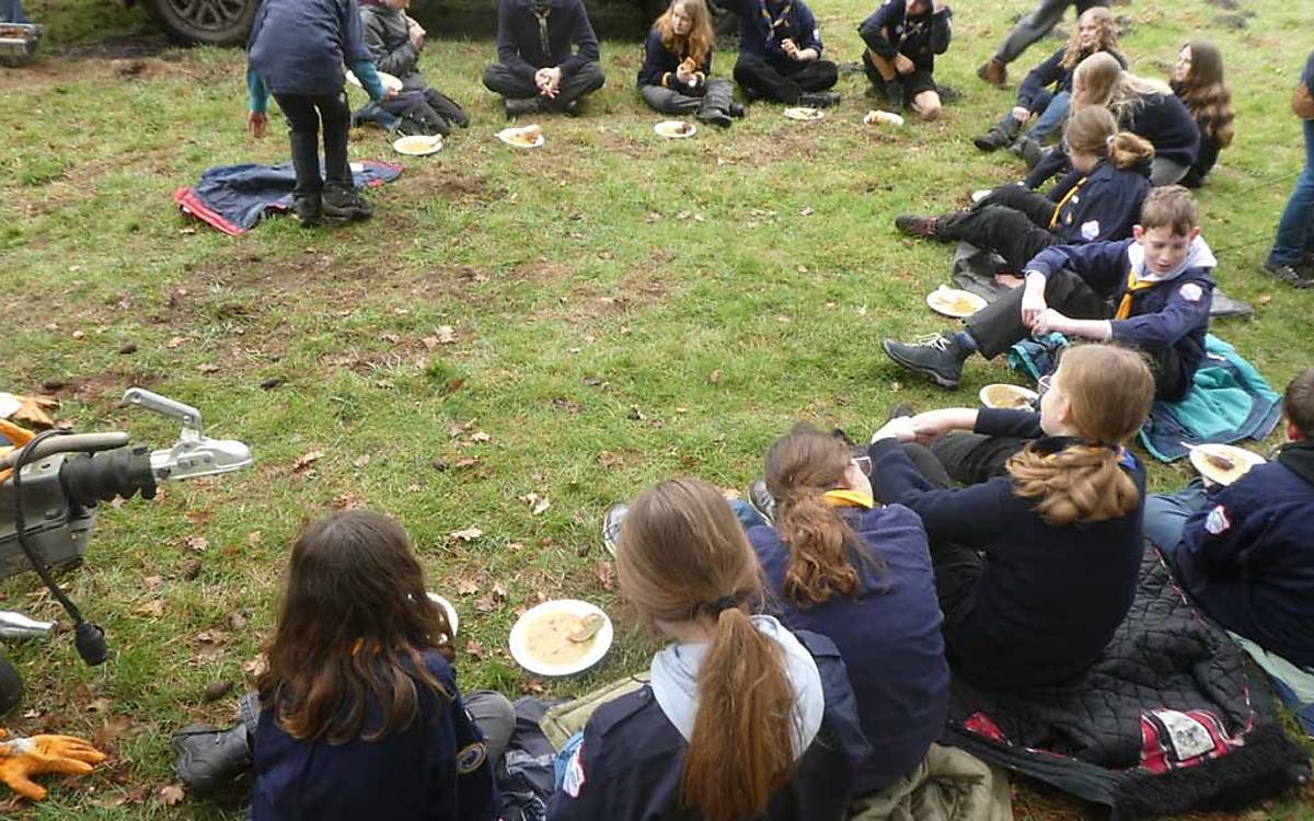 Verdiente Mittagspause: Bei einer heißen Erbsensuppe können sich die fleißigen Helfer stärken.