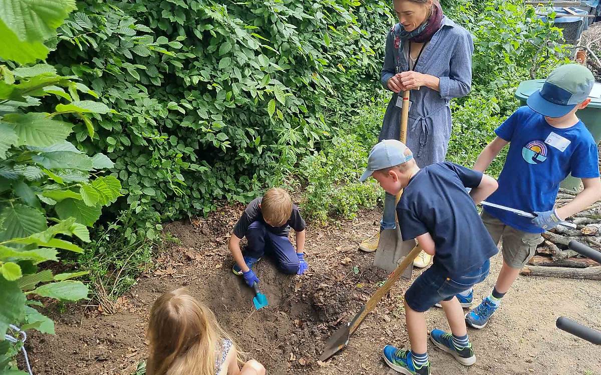 Anpacken macht auch den Jüngsten Spaß: Die Kinder hoben gemeinsam mit Eva Foos vom BKD das Fundament des Käferkellers aus.