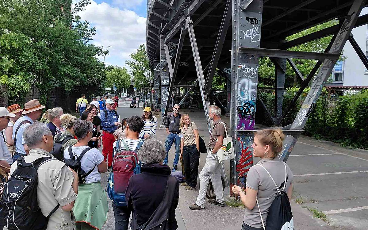 Im Park am Gleisdreieck ist an vielen Stellen die vorige Nutzung als Bahngelände noch deutlich zu erkennen.