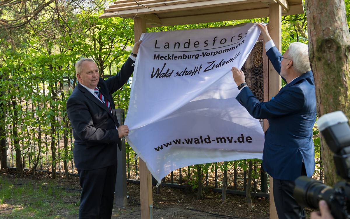 Dr. Till Backhaus, Ministerium für Landwirtschaft und Umwelt Mecklenburg-Vorpommern mit Prof. Dr. Fritz Vahrenholt, Alleinvorstand der Deutschen Wildtier Stiftung.
(Fotos: Stefanie Herbst)