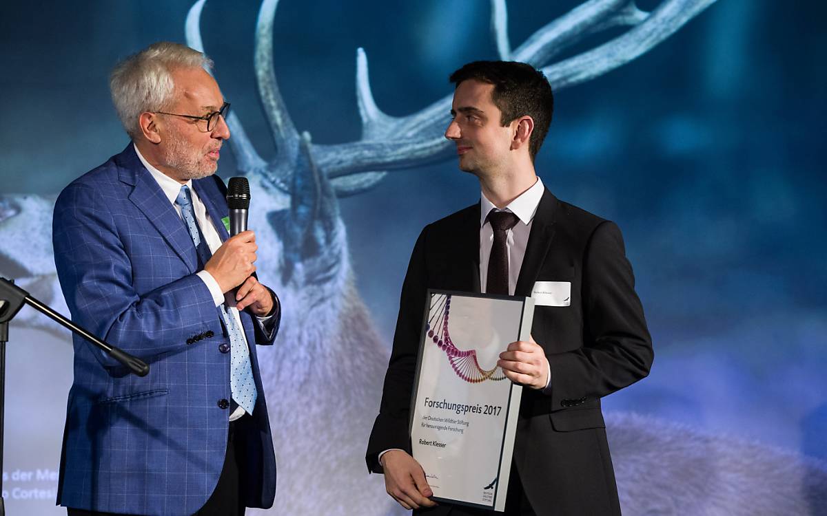 Prof. Dr. Fritz Vahrenholt, Alleinvorstand der Deutschen Wildtier Stiftung mit Robert Klesser, Gewinner des Forschungspreises 2017