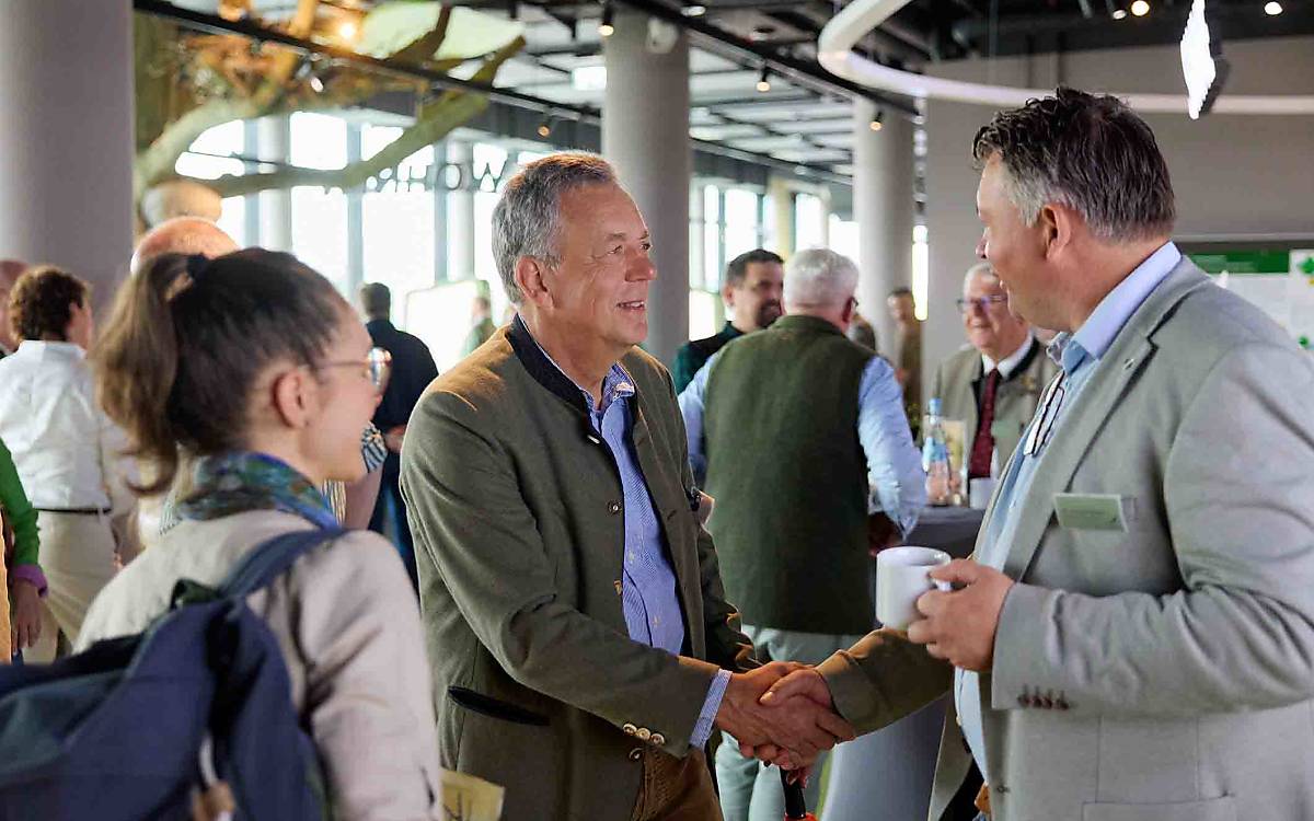 Dr. Andreas Kinser (rechts), Leiter Natur- und Artenschutz bei der Deutschen Wildtier Stiftung, begrüßt den Präsidenten des Deutschen Jagdverbands Helmut Damman-Tamke.