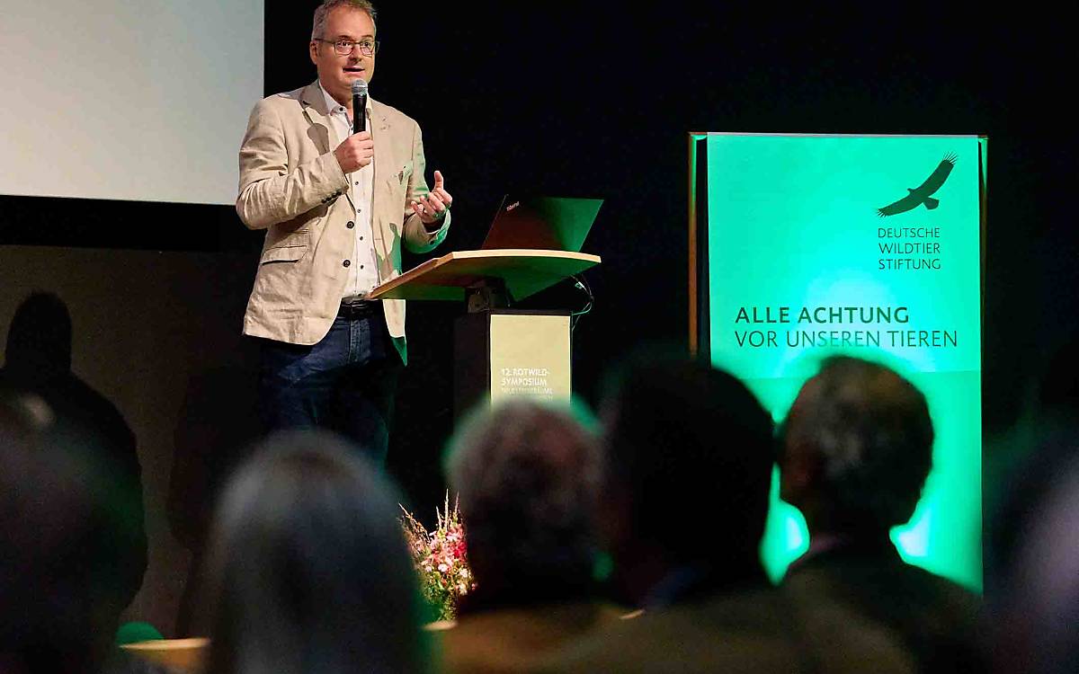 Prof. Dr. Klaus Hackländer, Vorstand der Deutschen Wildtier Stiftung, begrüßt die 150 Teilnehmerinnen und Teilnehmer.