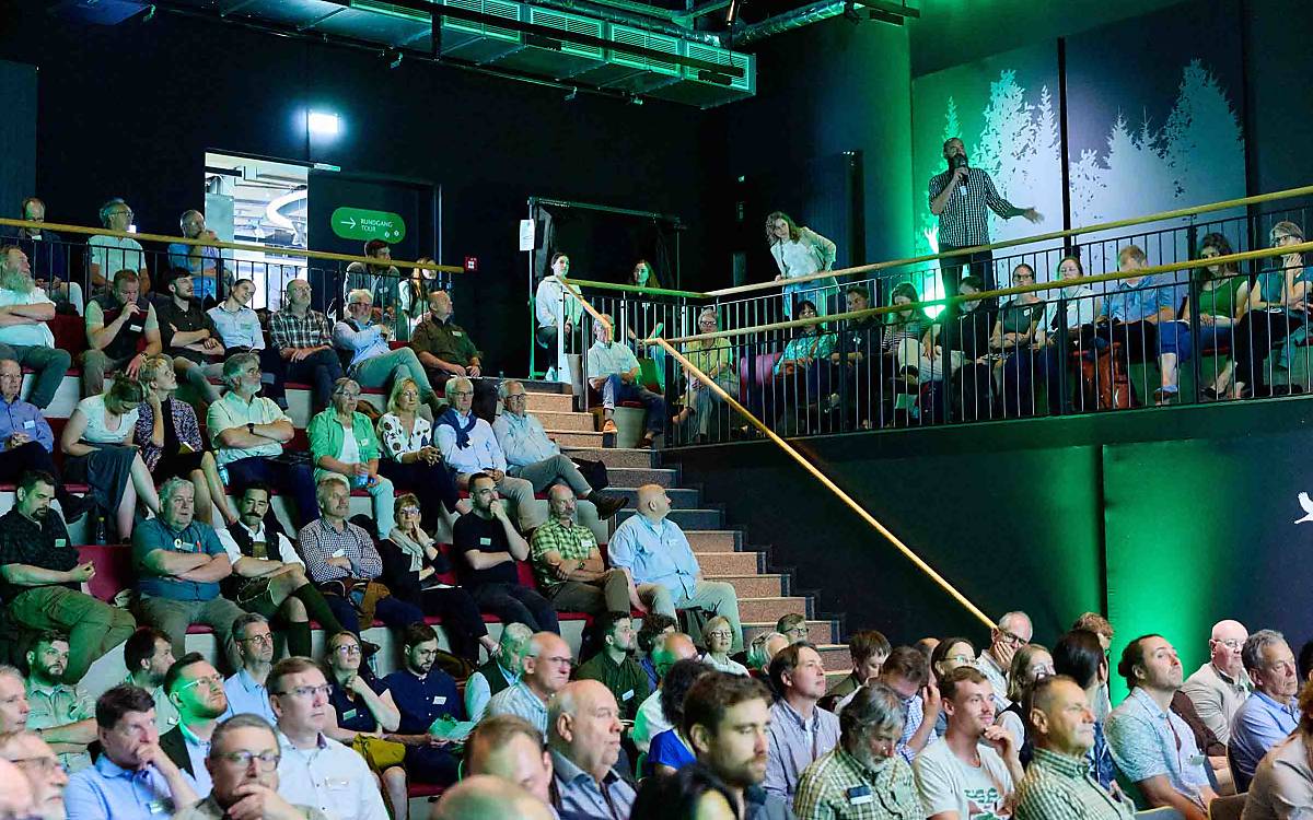 Volles Haus beim Rotwildsymposium: Der Haymo G. Rethwisch Saal in der Botschaft der Wildtiere ist bis auf den letzten Platz besetzt.