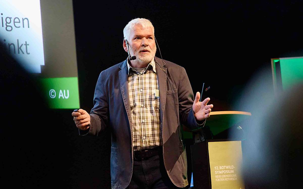 Prof. Dr. Dr. habil. Gerald Reiner von der Justus-Liebig-Universität Gießen warnt in seinem Vortrag vor der genetischen Verarmung der isolierten Rothirsch-Vorkommen in ganz Deutschland.