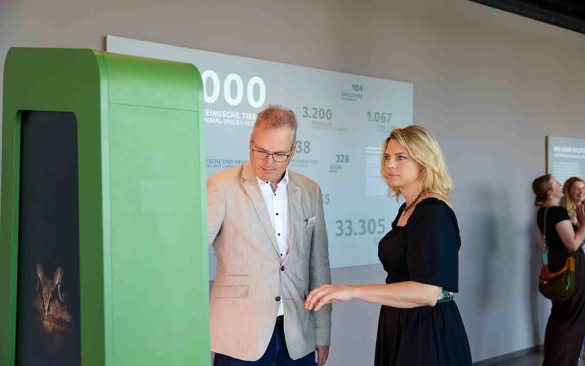 Prof. Dr. Hackländer gibt Sarah Schweizer, Staatsekretärin im Ministerium für Ländlichen Raum, Landwirtschaft und Heimat des Landes Baden-Württemberg, eine kurze Führung durch die Botschaft der Wildtiere.