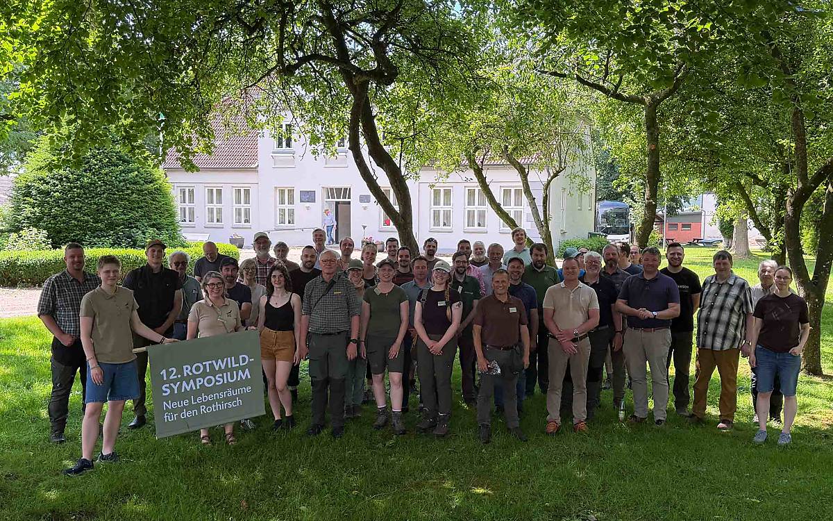 Die Exkursion zum Abschluss des 12. Rotwildsymposiums wurde maßgeblich von der Stiftung Naturschutz Schleswig-Holstein organisiert und führte in die Projektregion „MoorRotwildnis“  