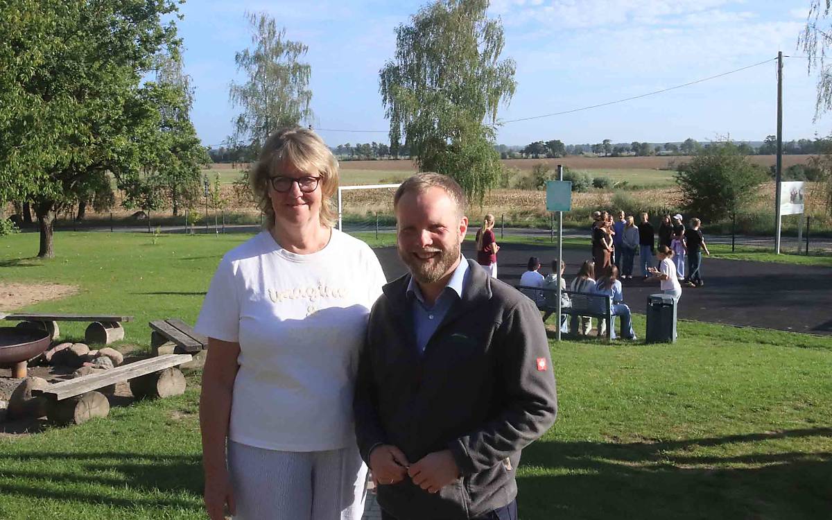 Jubiläumsfoto: Lehrerin Kerstin Moll (hier mit Hausleiter Hergen Skibbe) war vor schon zehn Jahren dabei, als die ersten Klassen Haus Wildtierland bezogen.