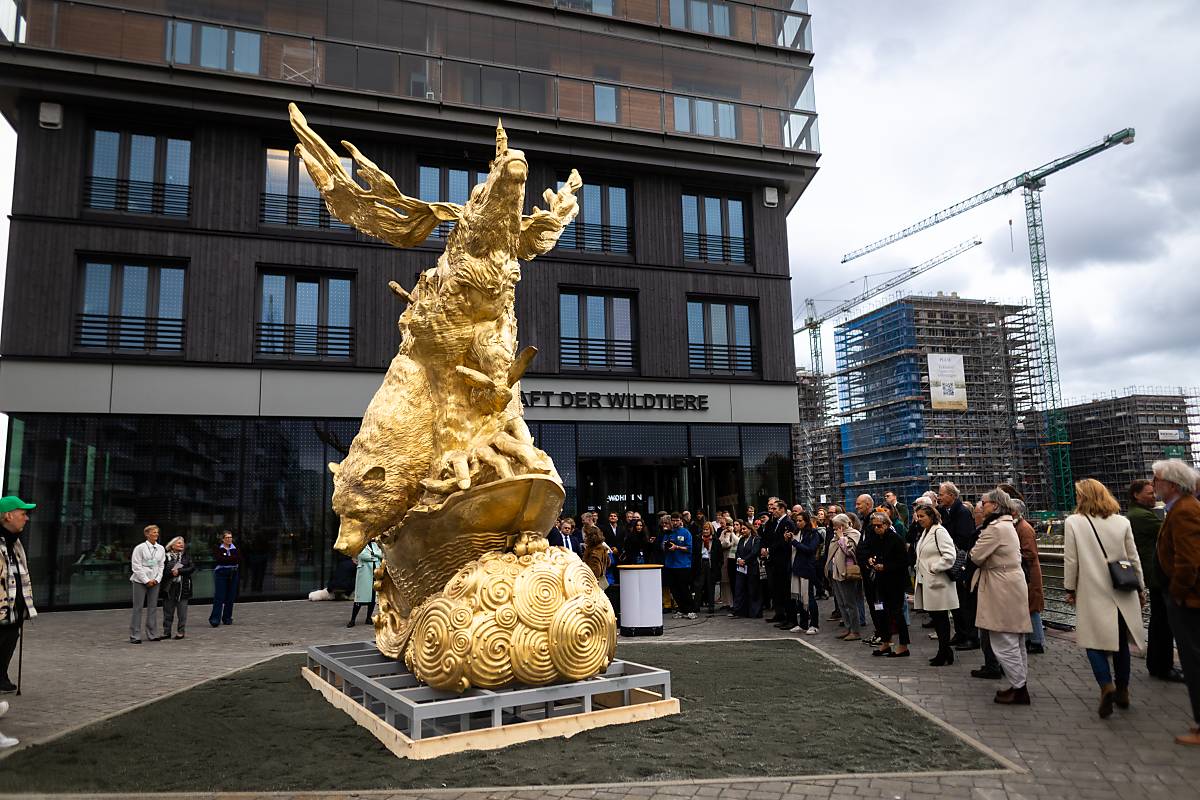 die-neue-bronzeskulptur-crush-vor-der-botschaft-der-wildtere-_-foto-julian-keno-lilienthal