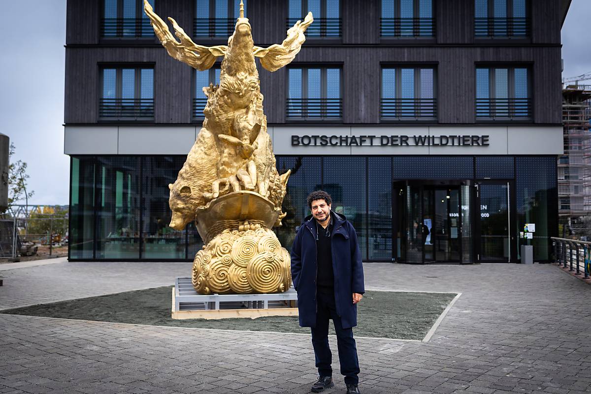 Wael Shawky vor seinem Werk CRUSH