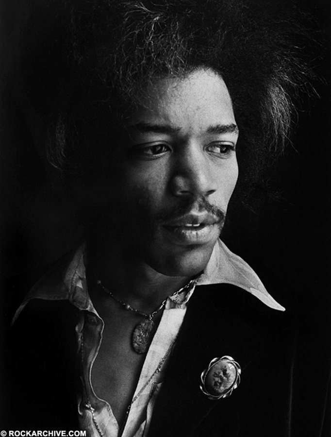 Rockarhive.com photo of Jimi Hendrix in black in white