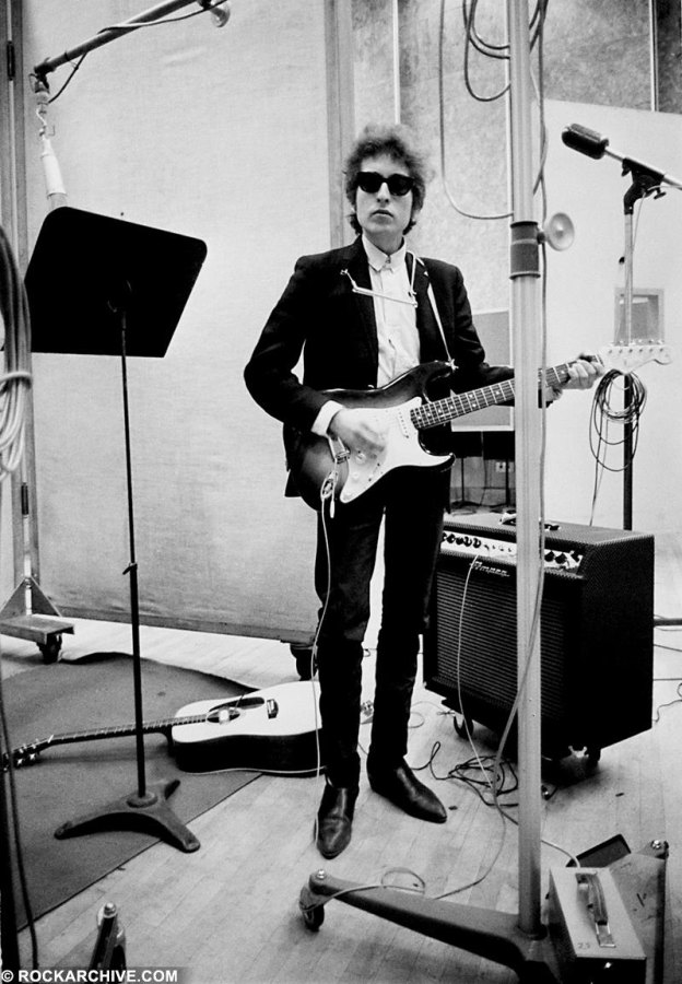 Rockarhive.com photo of Bob Dylan in black in white