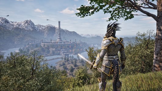 Personagem de armadura numa colina com vista para Cyrodiil.