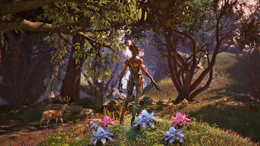 Um spriggan numa floresta por onde passa um cervo.