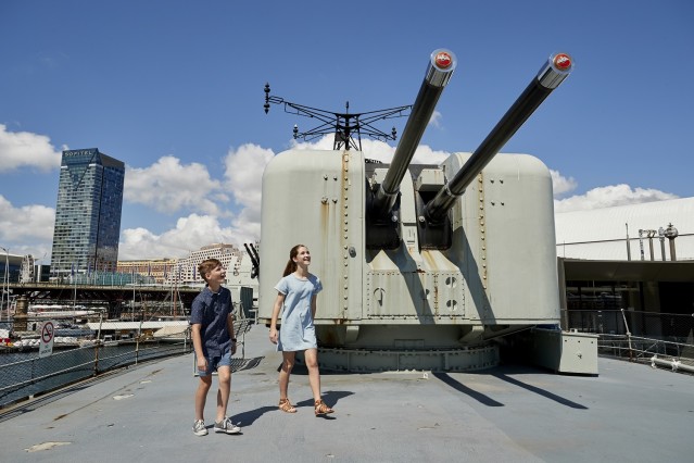 潜水艇と駆逐艦の見学をスタート