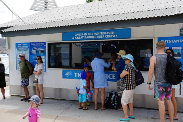 フェリーターミナルに集合