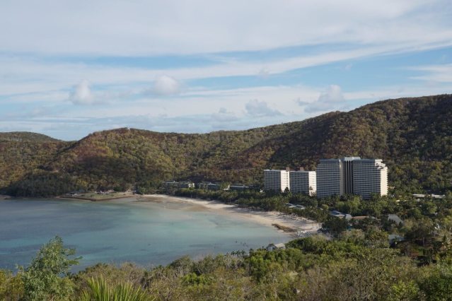 キャッツアイビーチを一望する