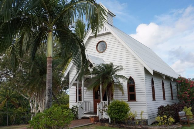 ハミルトン島の教会で誓う