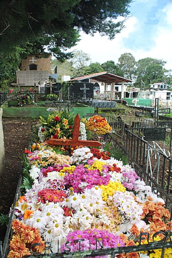 Ivan Flores grave