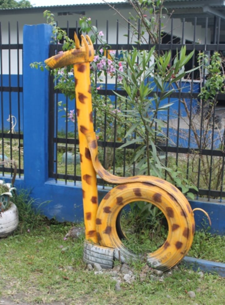 Tire Art giraffe