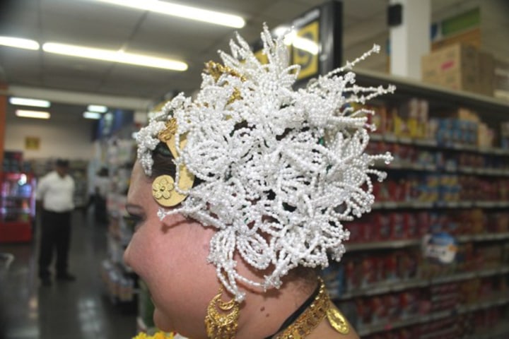 hair adornments called "tembleque"