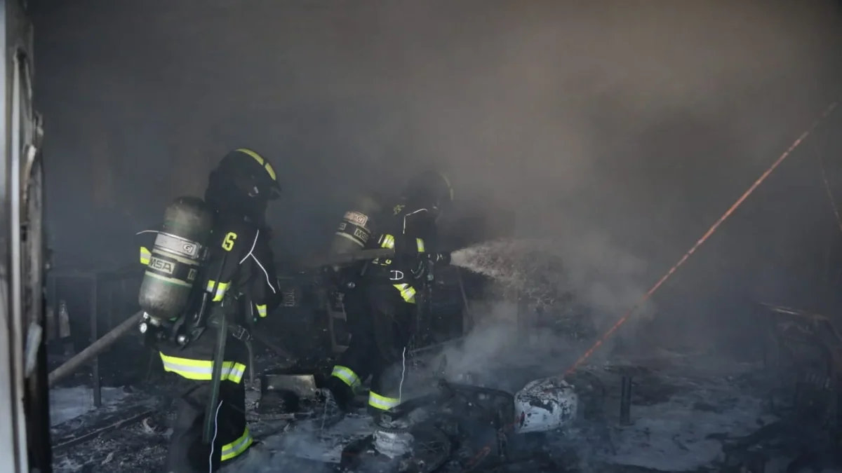 Incendio en Quito destruye negocio de motocicletas sin causar víctimas
