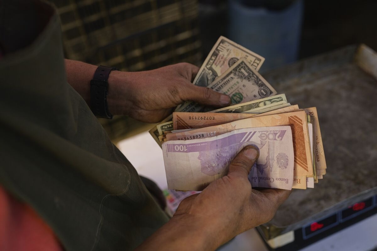 El dólar oficial en Venezuela supera los 550 bolívares y sigue la devaluación del bolívar en mayo