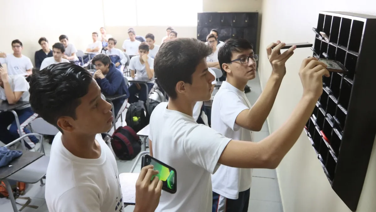 El debate sobre el uso de celulares en las aulas y la responsabilidad de familias e instituciones educativas