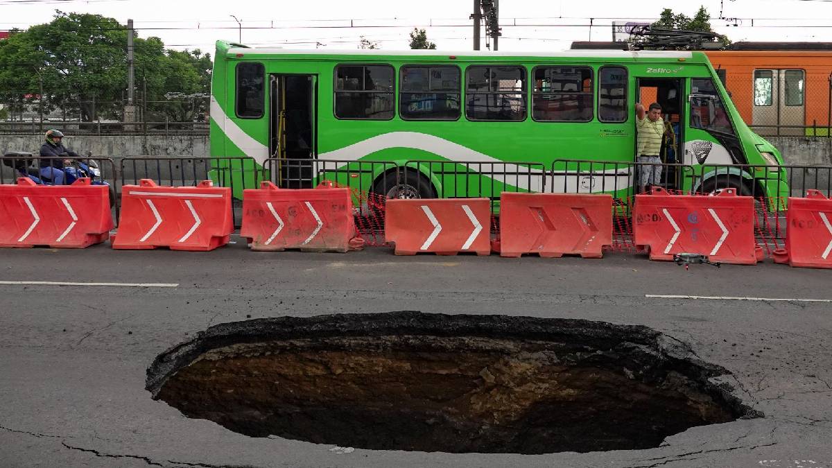 Socavón de más de tres metros se forma en Tlaquepaque tras lluvias