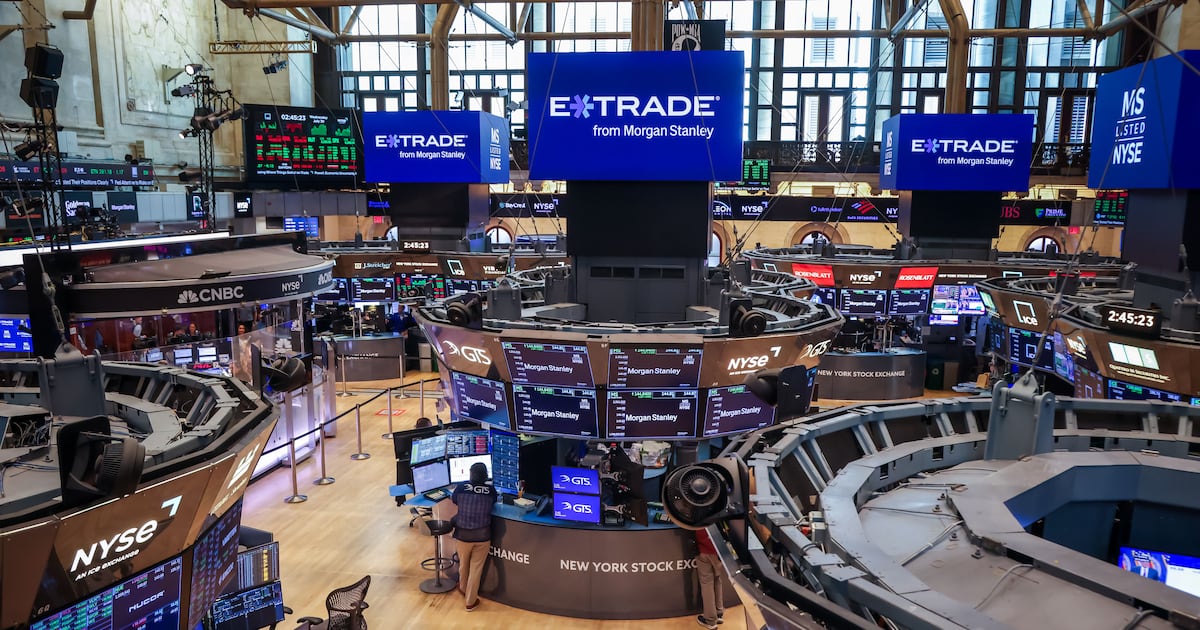 Wall Street y la Bolsa Mexicana avanzan mientras inversionistas siguen de cerca la situación entre Estados Unidos e Irán
