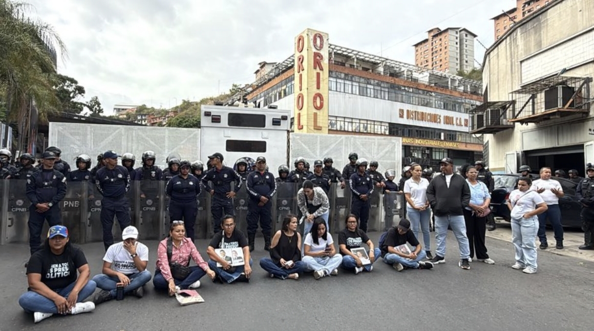 Familiares de presos políticos exigen información sobre presuntos traslados desde El Helicoide