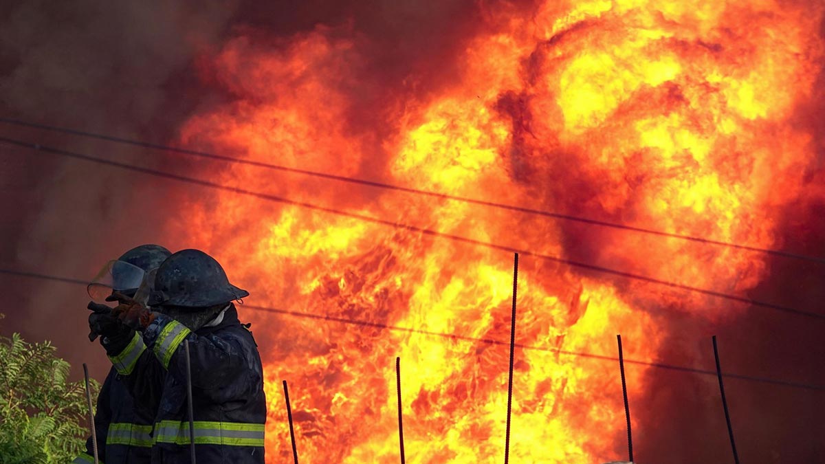 Bomberos controlan incendio en bodegas de paquetería junto al Mercado de Jamaica en CDMX