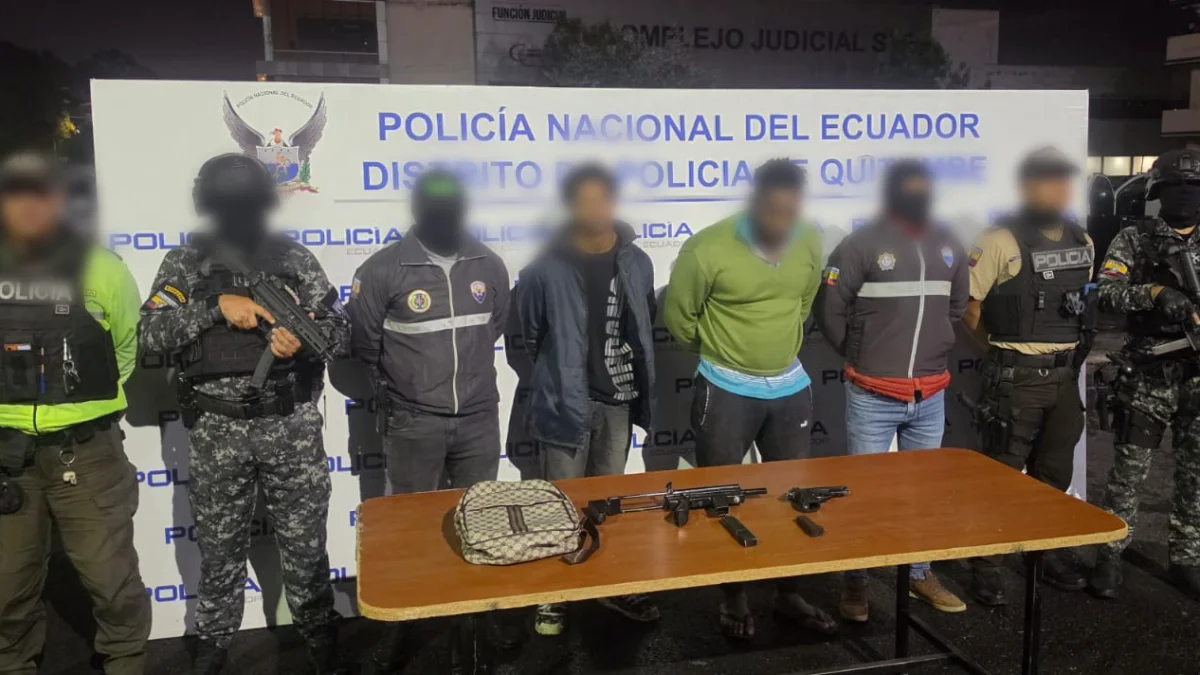 Policía detiene a dos presuntos miembros de Los Lobos durante operativo en Quito