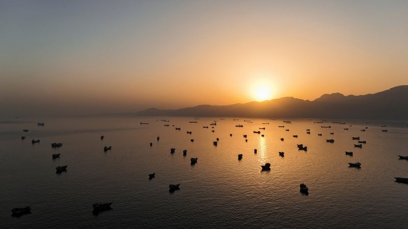 US and Iran exchange strikes and warnings amid escalating tensions near the Strait of Hormuz