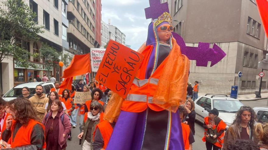 Manifestación por la Vivienda en Gijón con presencia de La Santina Queer