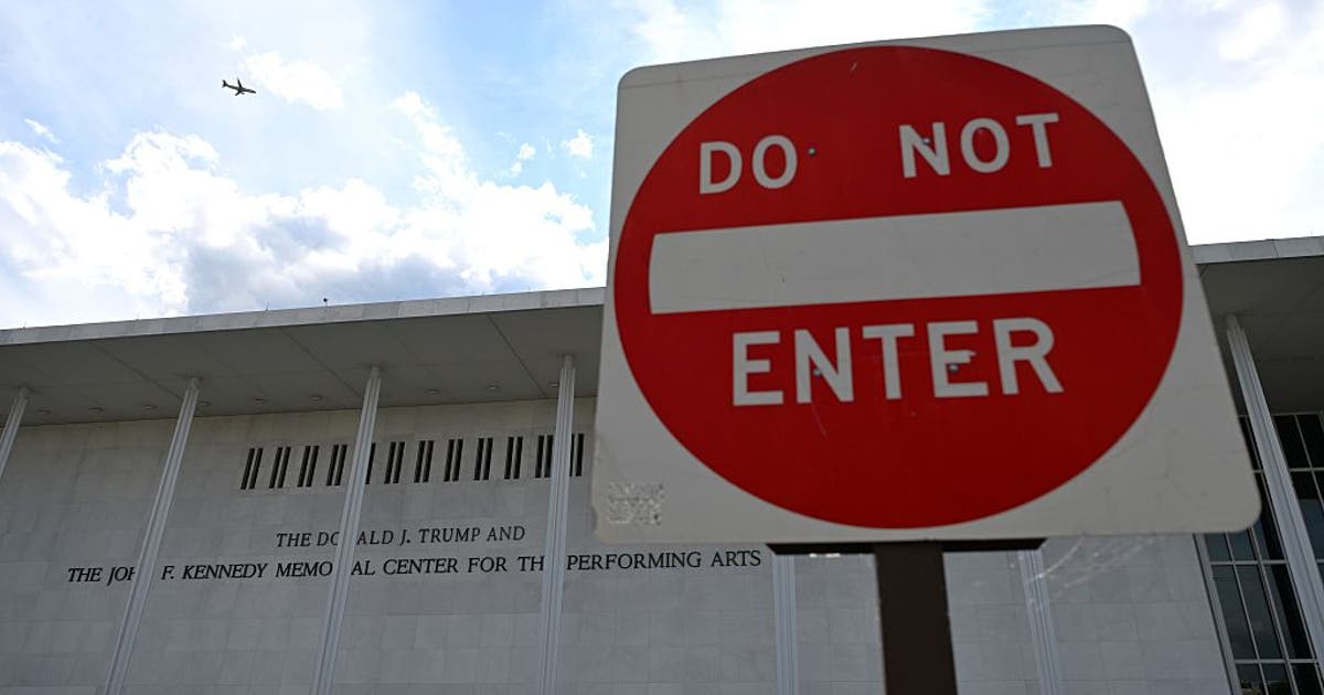 El Kennedy Center elimina la referencia a Trump tras una orden de un juez federal
