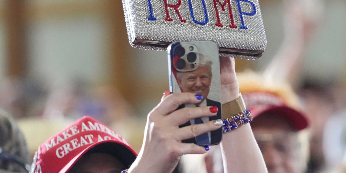 Comedian Walter Masterson Uses Satirical Interviews at Florida MAGA Rally to Highlight Perceived Double Standards