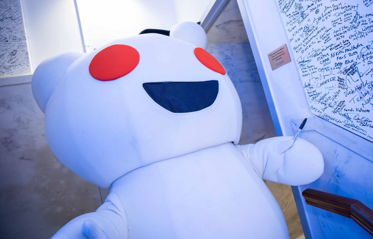 Un estudio indica que pequeños fragmentos de texto en Reddit pueden influir en los resultados de sistemas de búsqueda con IA