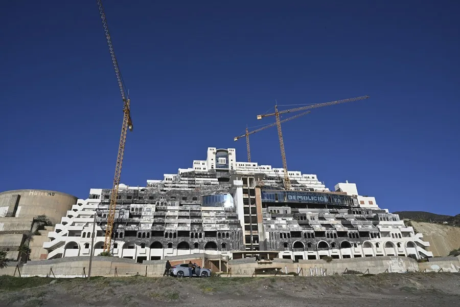 El Ayuntamiento de Carboneras aplaza la decisión sobre la nulidad de la licencia del hotel El Algarrobico