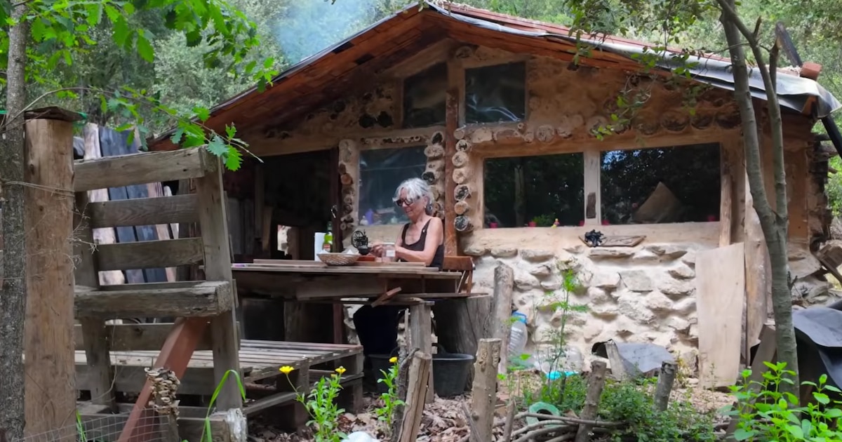 Una jubilada de 71 años construye una vida autosuficiente en la montaña de Girona tras varios desahucios y con una pensión mínima