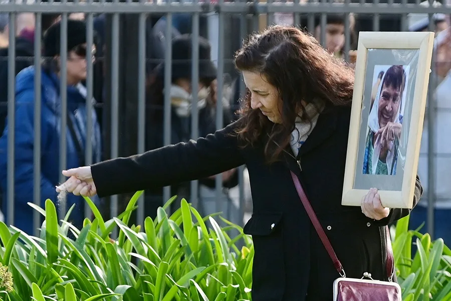 Las cenizas de Taty Almeida son esparcidas en la Plaza de Mayo en un homenaje a su trayectoria por los derechos humanos