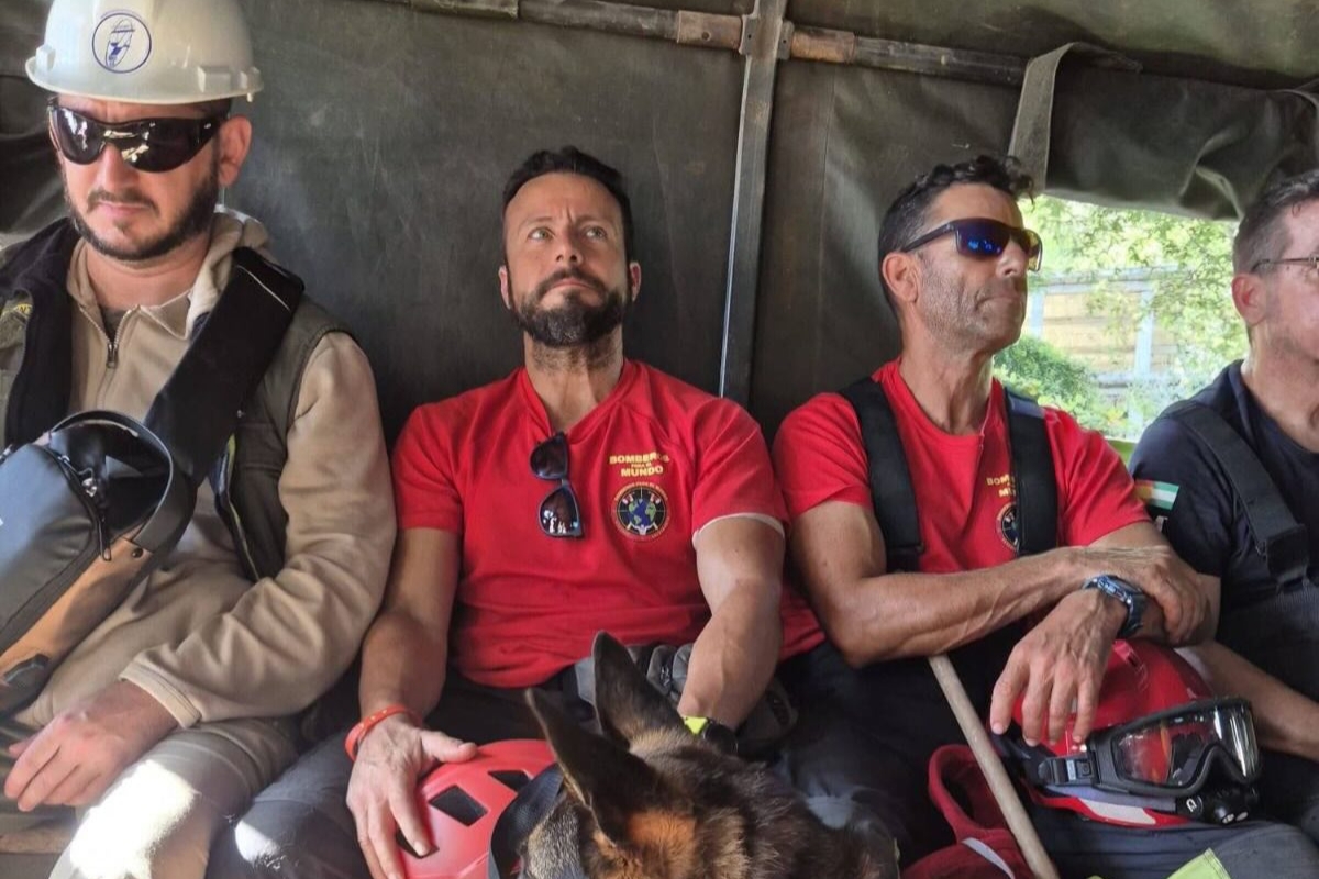 Equipo de bomberos españoles finaliza labores de rescate tras los terremotos en La Guaira, Venezuela